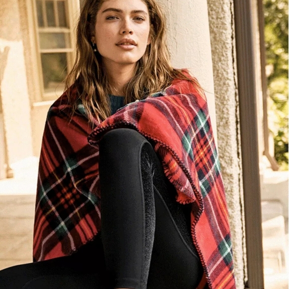 Victoria's Secret Pink Sherpa Plaid Blanket & Tote - Picture 3 of 7